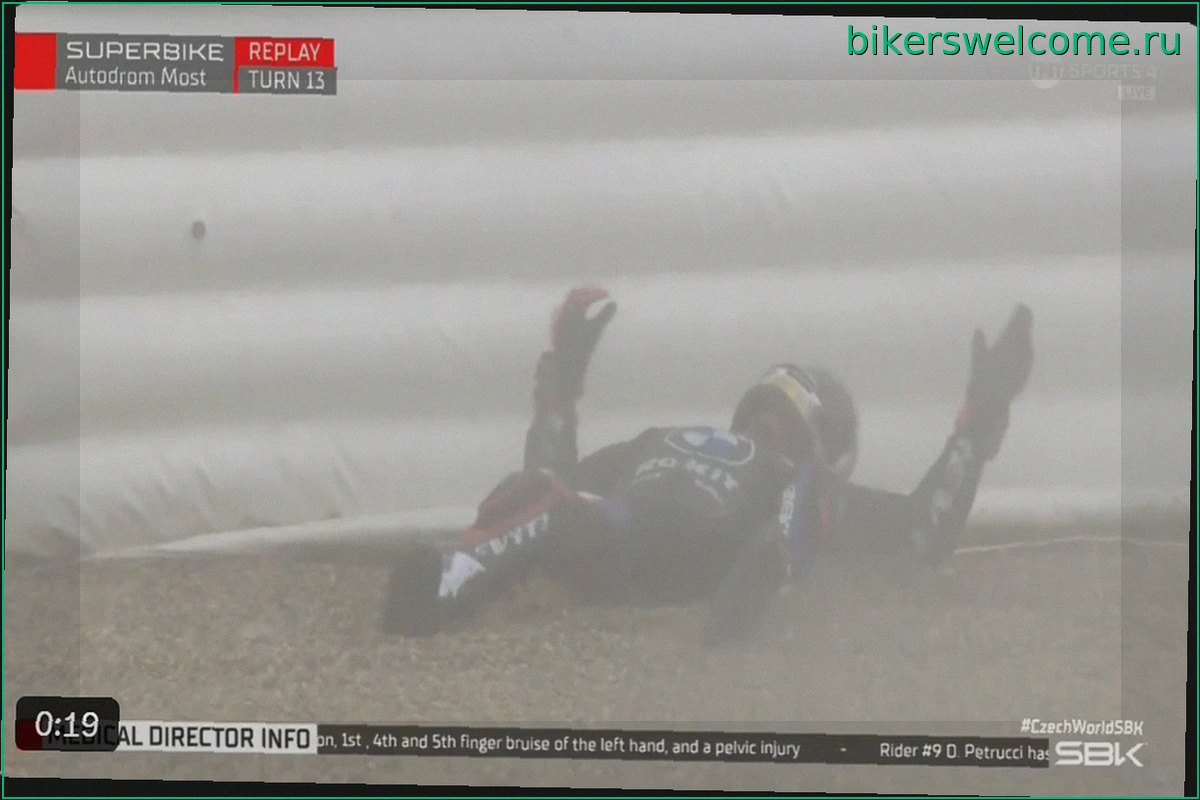 WSBK: Серьезный инцидент в Мосте: Петруччи выбросило с BMW после брутального хайсайда